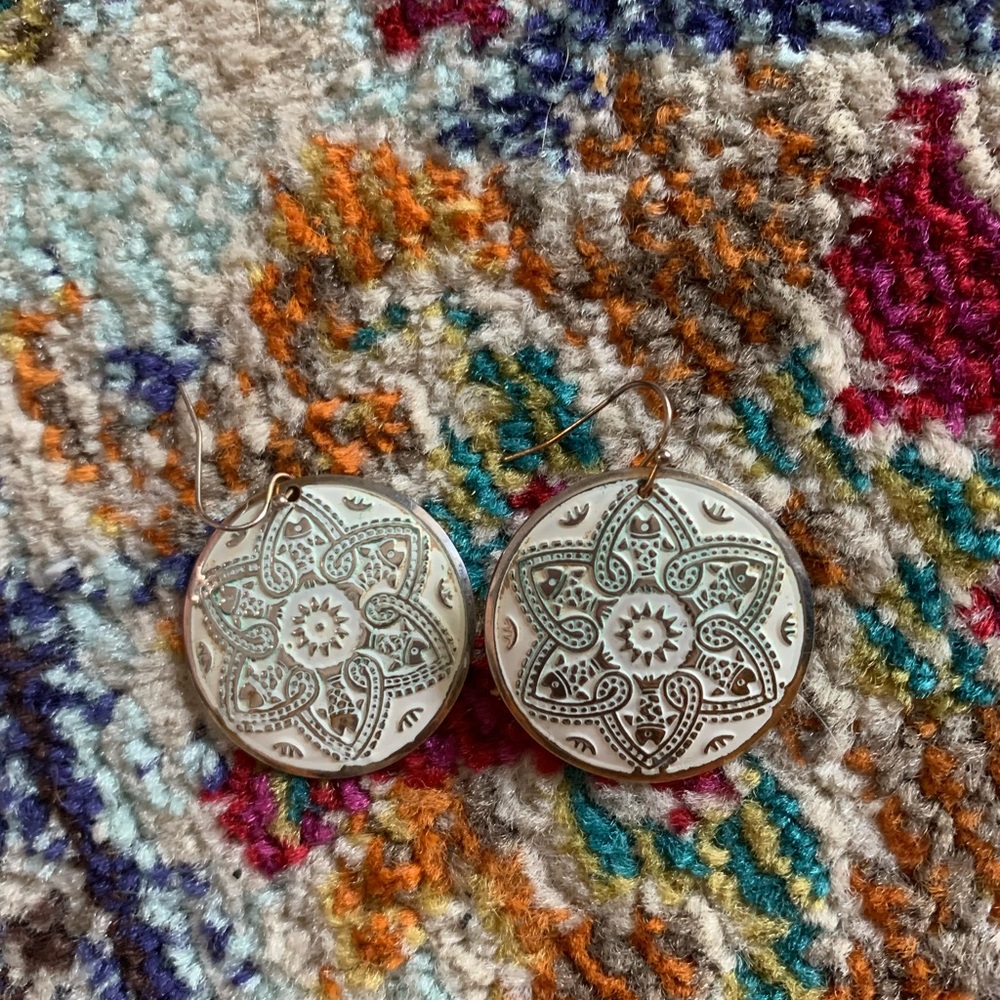 American Eagle white and gold round earrings - Picture 3 of 3